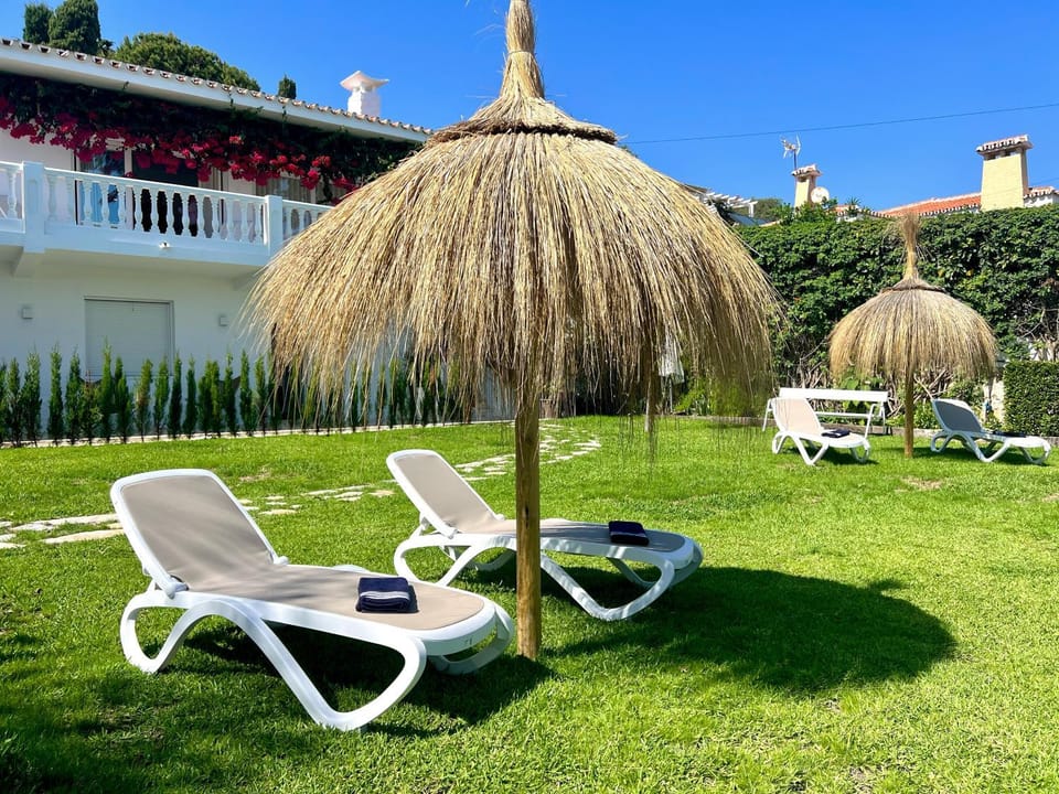 Property building, Spring, Day, Natural landscape, Garden, Garden view, sunbed
