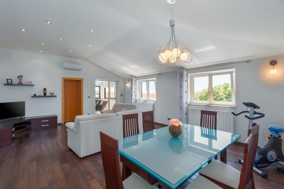 Living room, Seating area, Dining area, air conditioner