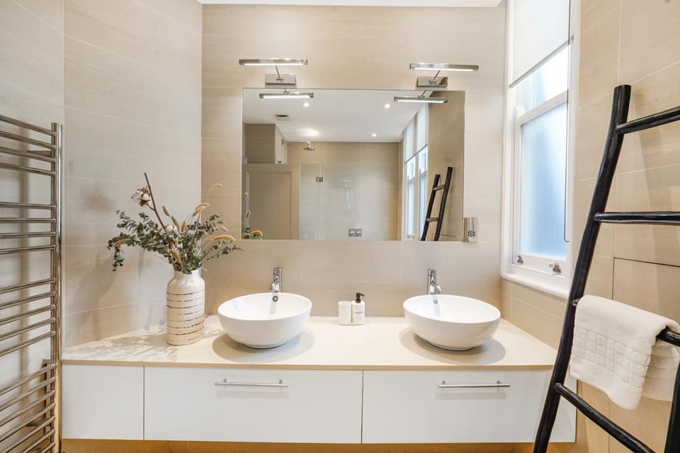 Spacious and Modern 4 beds home in Kensington Apartment in City of Westminster