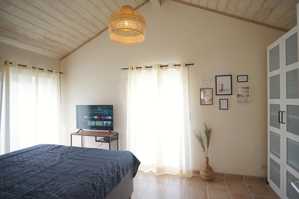 Bed, TV and multimedia, Bedroom