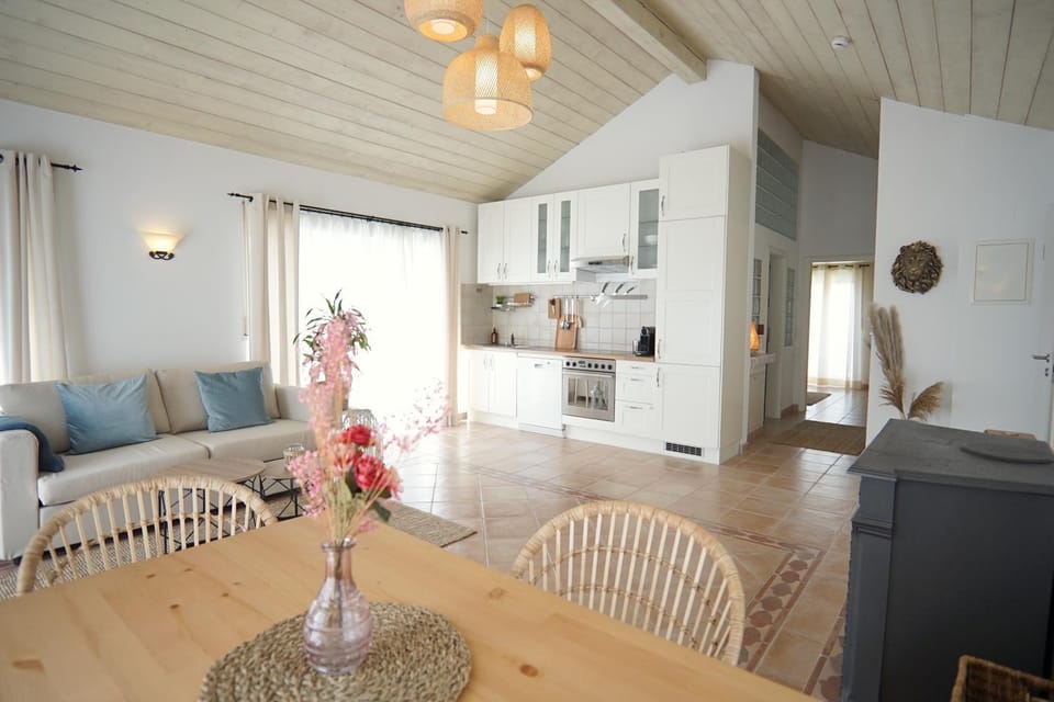 Kitchen or kitchenette, Living room, Seating area, Dining area, pet friendly, stove