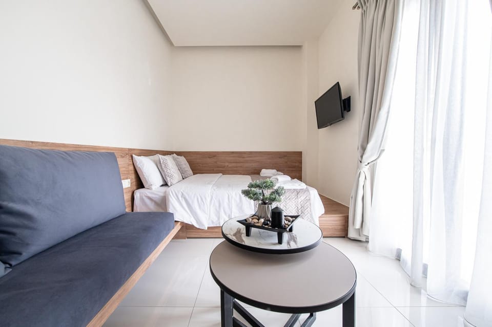 Bed, TV and multimedia, Seating area