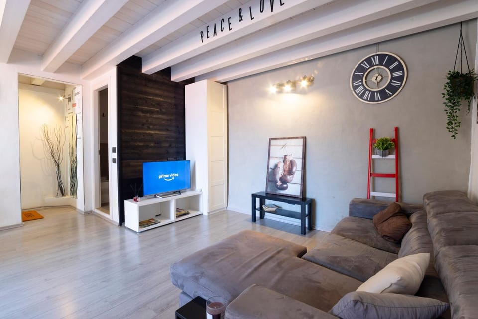 Communal lounge/ TV room, TV and multimedia, Living room, Seating area, Evening entertainment