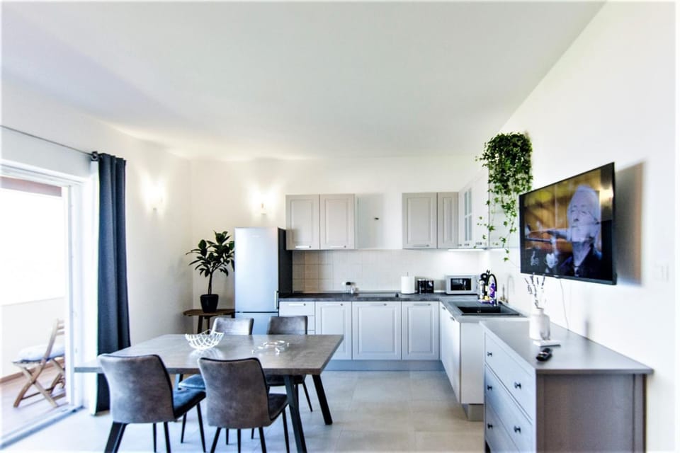 Seating area, Dining area, air conditioner