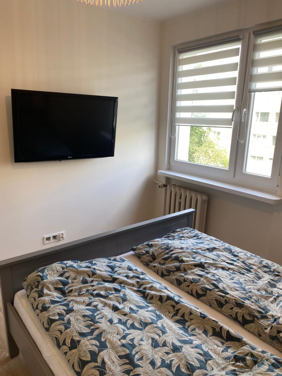 Bed, TV and multimedia, Bedroom
