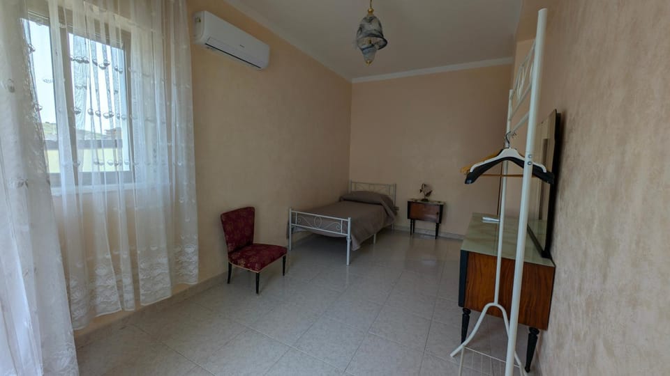 Bed, Photo of the whole room, Bedroom, internet, air conditioner