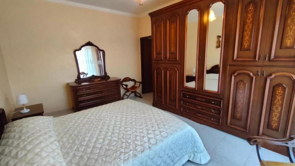 Bed, People, View (from property/room), Balcony/Terrace, Other, Photo of the whole room, Animals, Bedroom, City view, Landmark view, Mountain view, Street view, group of guests, Family, furniture, heating, internet, storage, towels, wardrobe, wedding, air conditioner