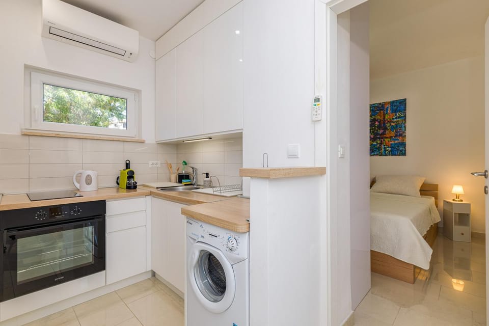 Kitchen or kitchenette, oven, stove, washing machine