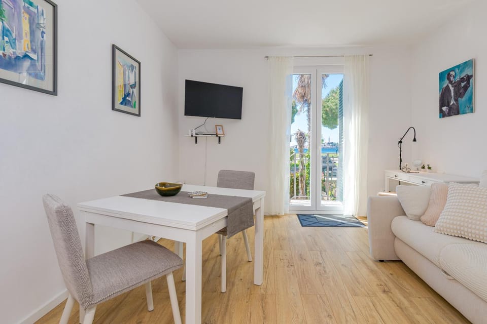 TV and multimedia, Living room, Seating area, Dining area