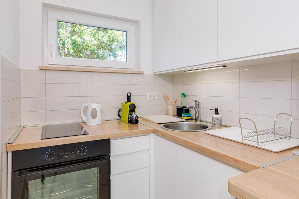 Coffee/tea facilities, Kitchen or kitchenette, oven, stove