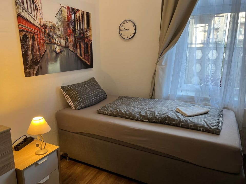 Bed, Bedroom, towels