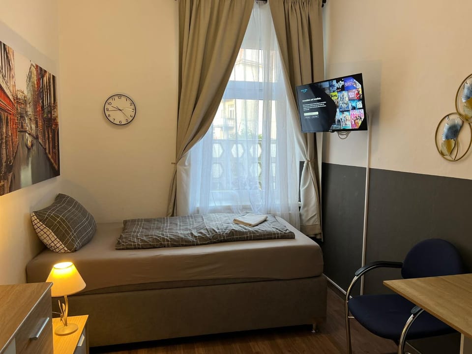 Bed, TV and multimedia, Photo of the whole room, Seating area, Bedroom