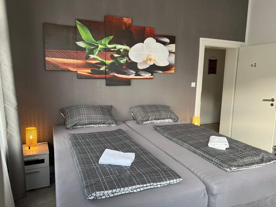 Bed, Bedroom, towels