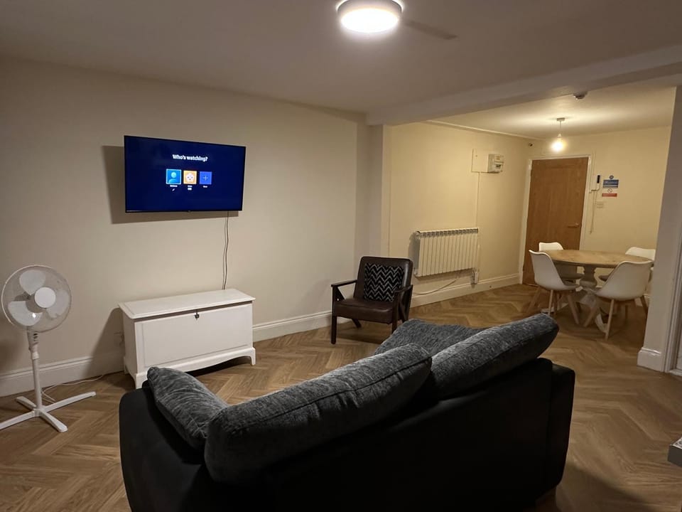 TV and multimedia, Living room, Seating area, Dining area