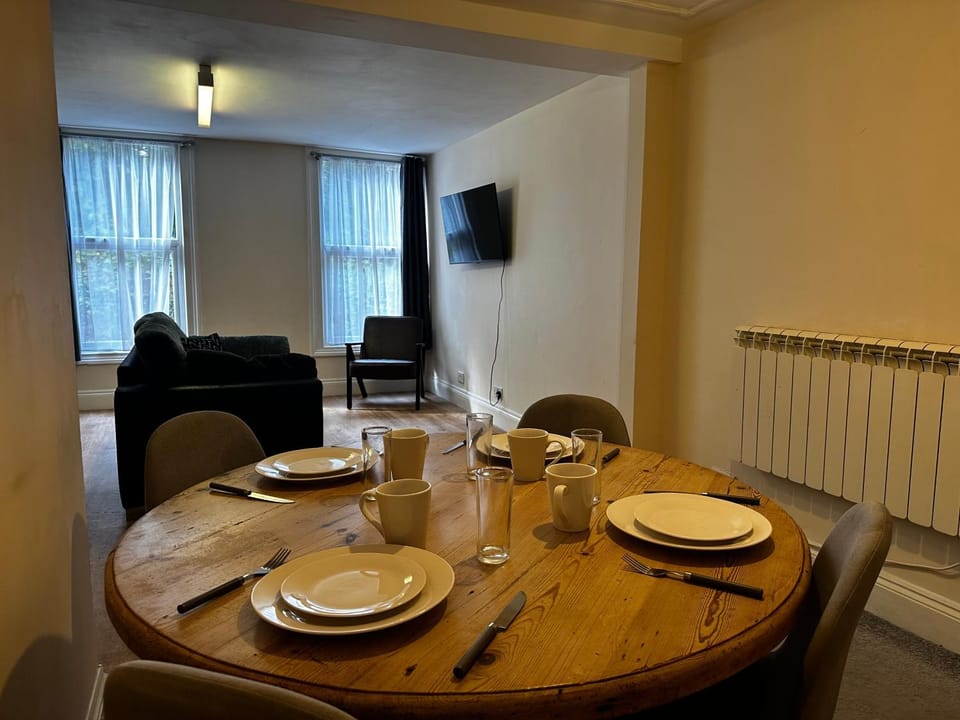 TV and multimedia, Living room, Seating area, Dining area