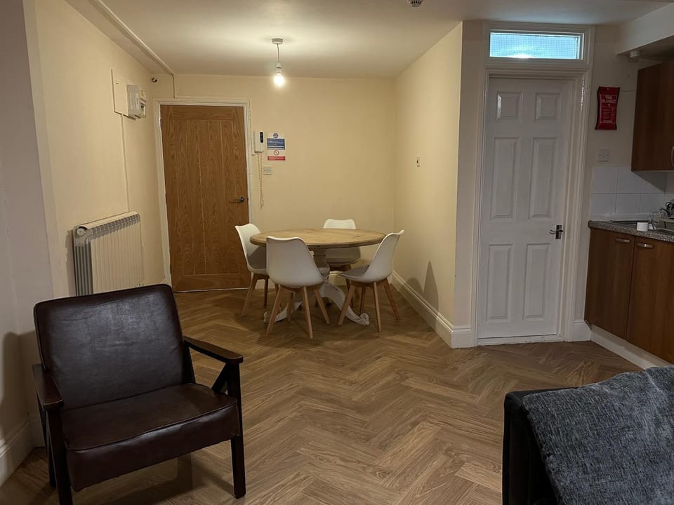 Kitchen or kitchenette, Living room, Seating area, Dining area