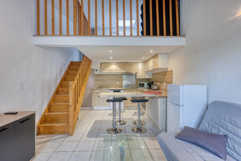 Kitchen or kitchenette, Living room, Seating area, Dining area, stove