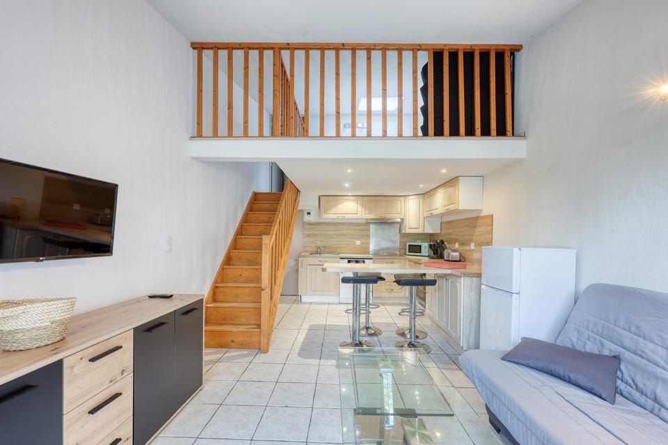 TV and multimedia, Kitchen or kitchenette, Living room, Seating area, Dining area