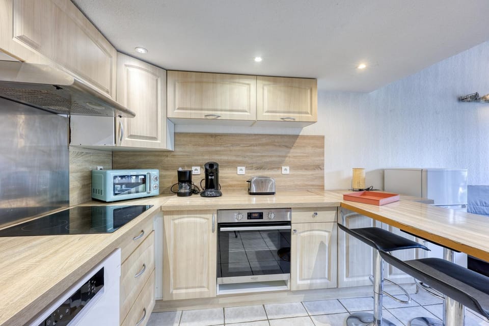 Coffee/tea facilities, Kitchen or kitchenette, Dining area, dishwasher, minibar, oven, stove, toaster