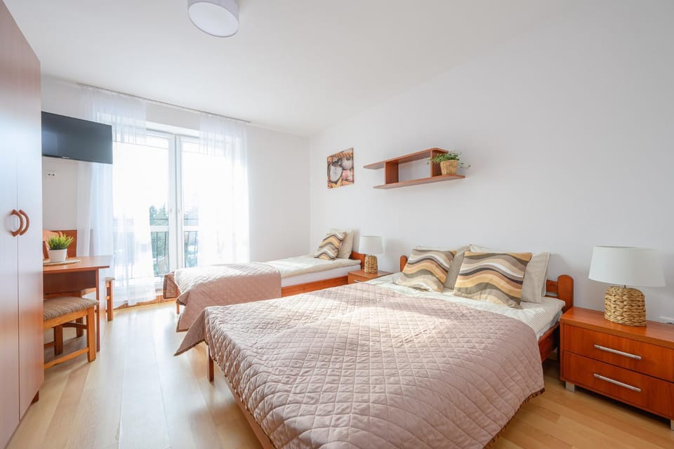 Bed, TV and multimedia, Photo of the whole room, Garden view, Street view