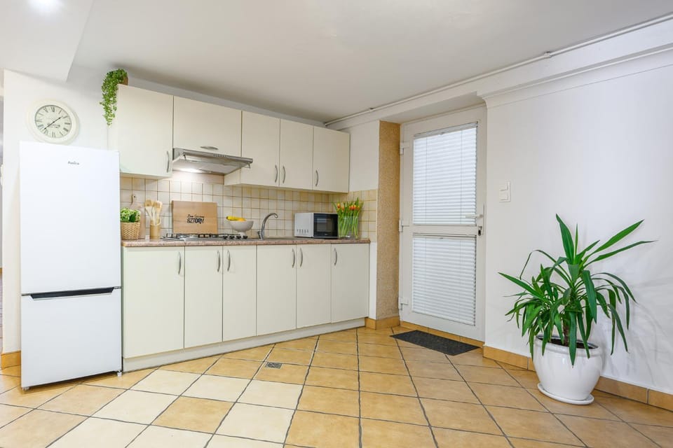 Kitchen or kitchenette, Communal kitchen, microwave, stove, kitchen