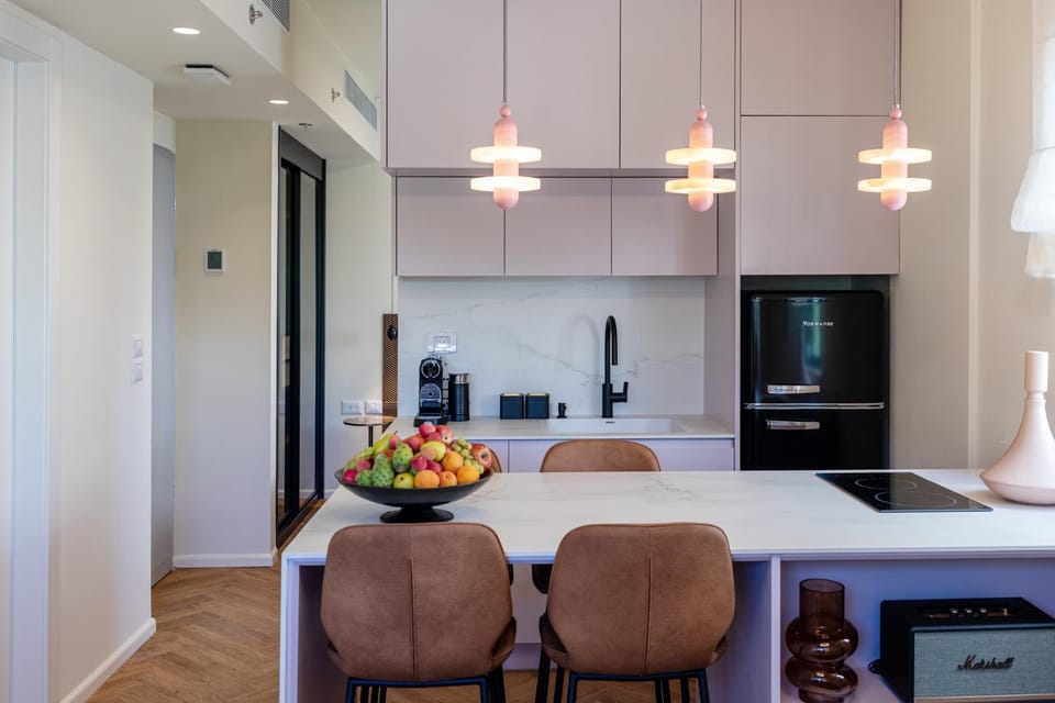 Kitchen or kitchenette, Seating area, Dining area