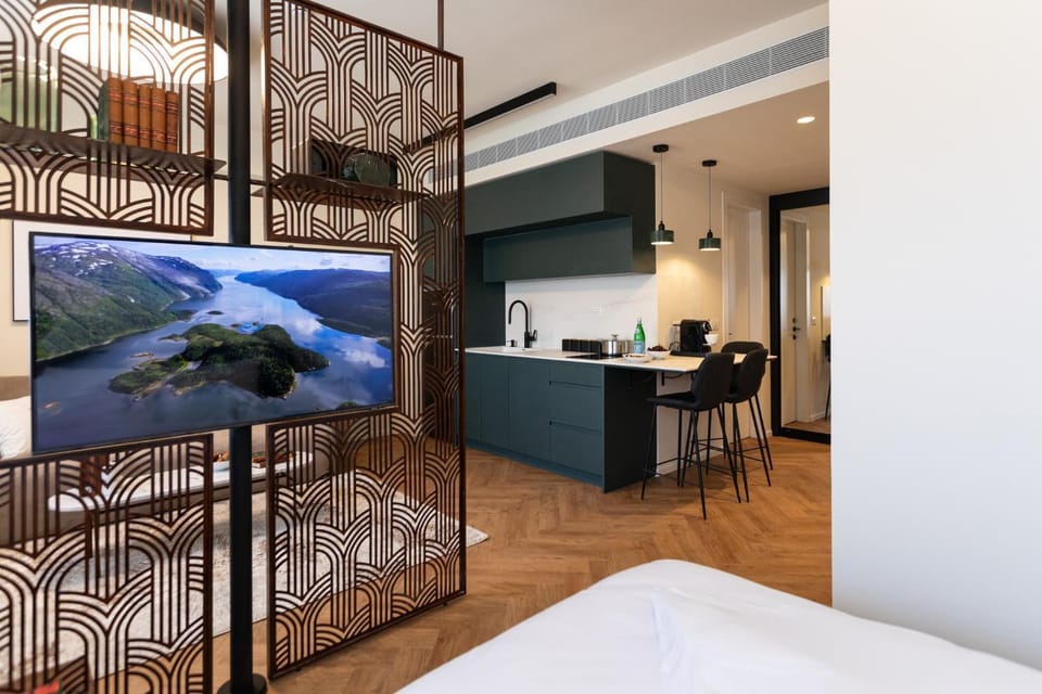 Bed, TV and multimedia, Kitchen or kitchenette, Bedroom, hair dresser