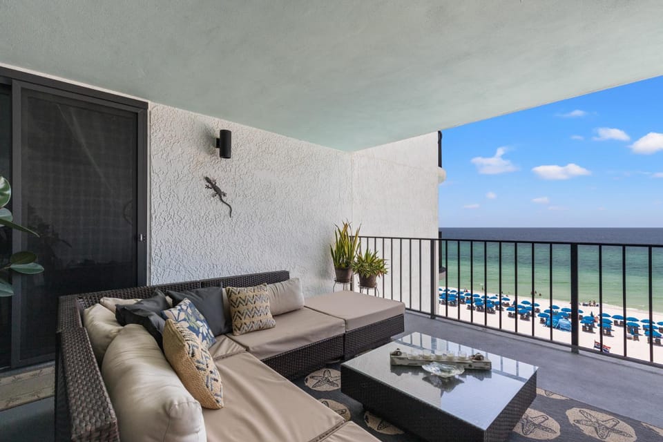 Stunning 2/2 Designer Condo w Coastal Appeal Right on the Gulf! House in Lower Grand Lagoon