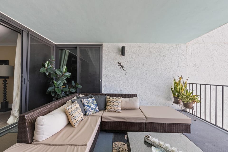 Stunning 2/2 Designer Condo w Coastal Appeal Right on the Gulf! House in Lower Grand Lagoon
