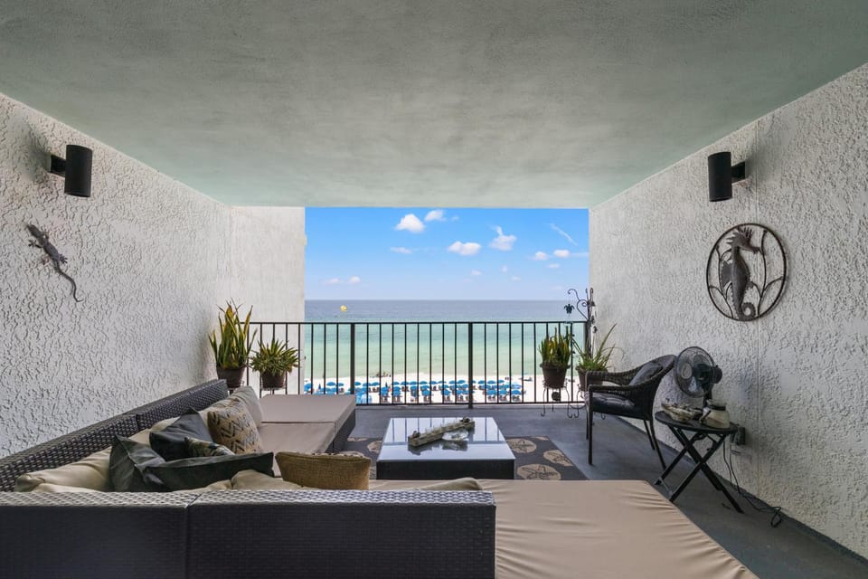 Stunning 2/2 Designer Condo w Coastal Appeal Right on the Gulf! House in Lower Grand Lagoon