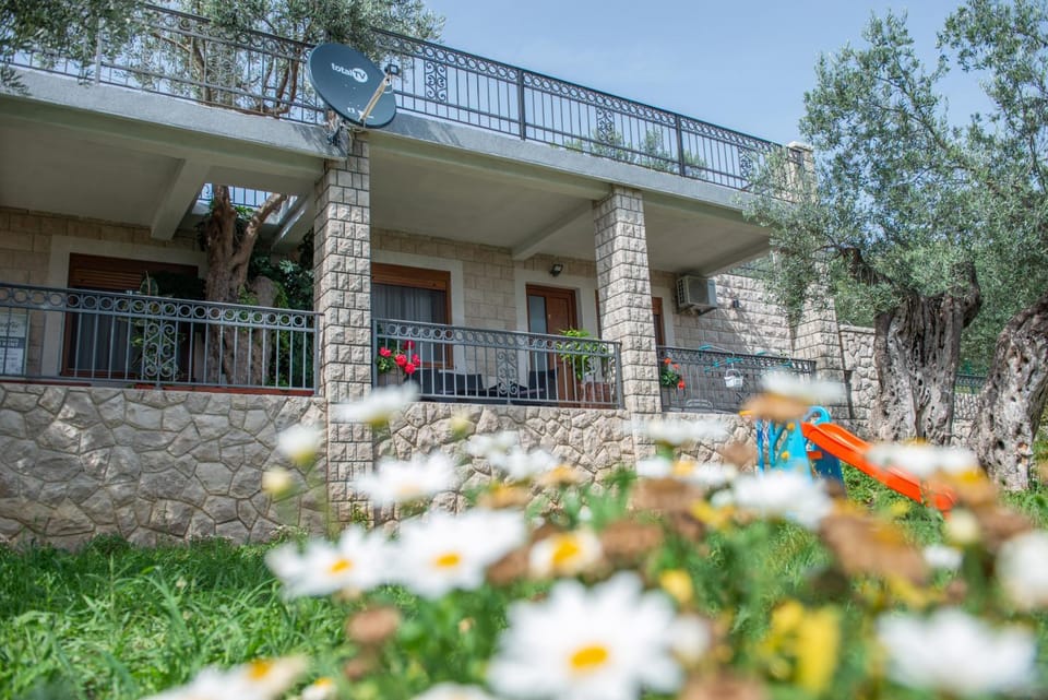 Balcony/Terrace, Garden view