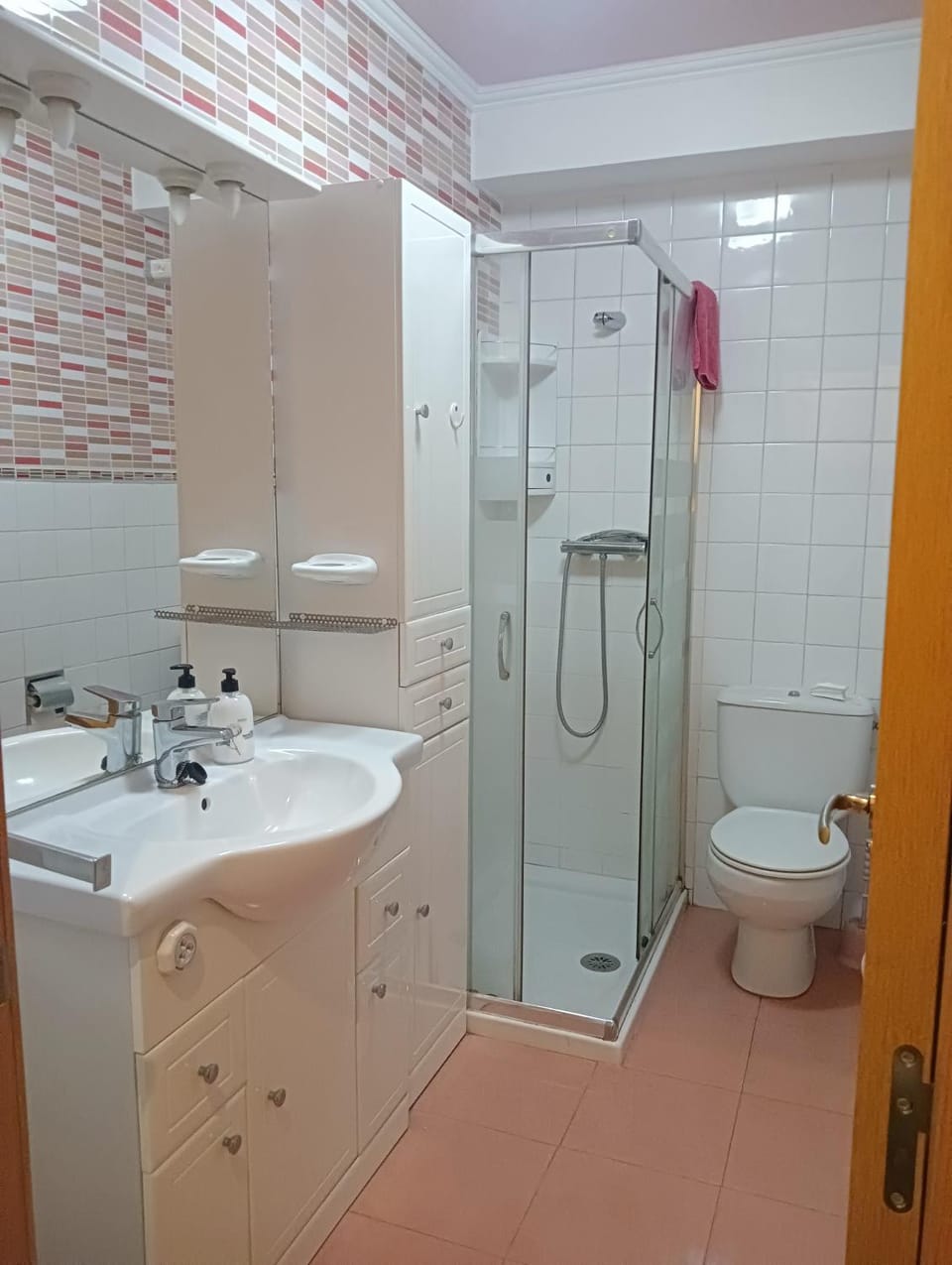 Shower, Toilet, Bathroom, towels