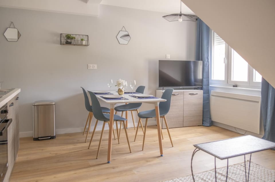 TV and multimedia, Kitchen or kitchenette, Living room, Seating area, Dining area