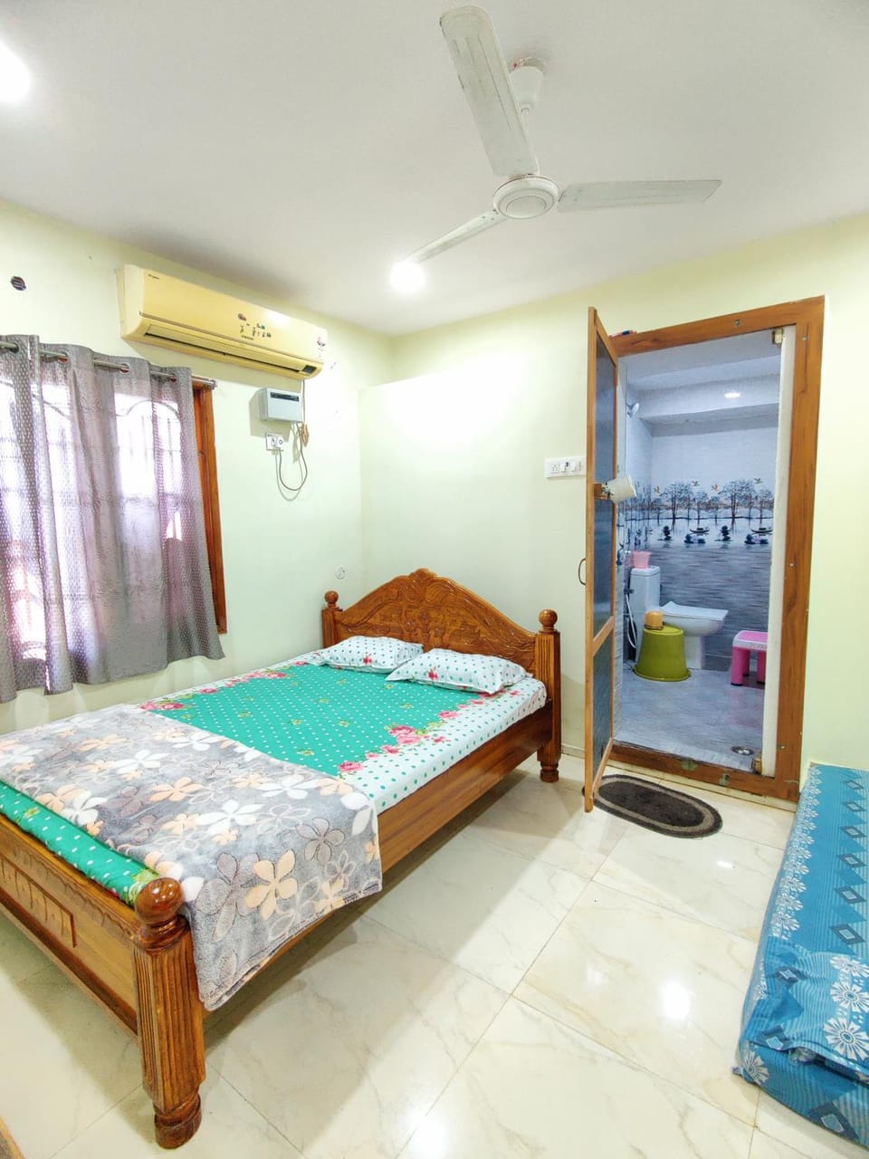 Bed, Night, Photo of the whole room, fireplace, air conditioner