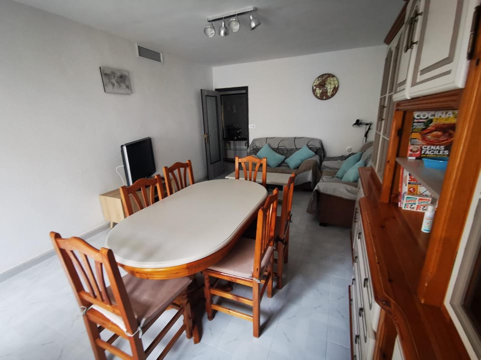 Communal lounge/ TV room, TV and multimedia, Living room, Seating area, Dining area