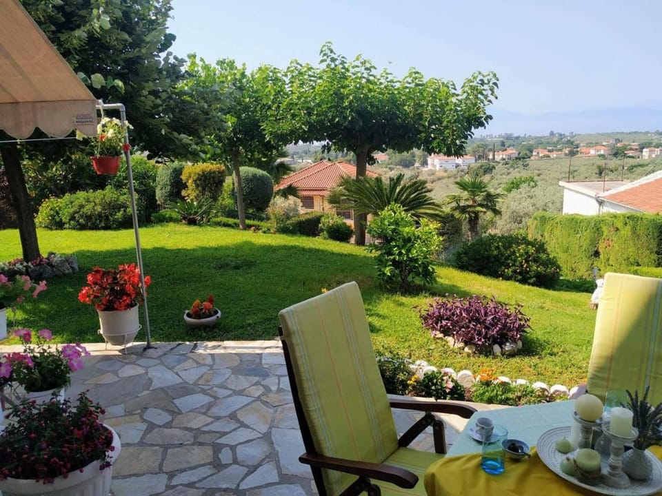 Patio, Natural landscape, Garden, Garden, View (from property/room), Balcony/Terrace, Dining area, Garden view
