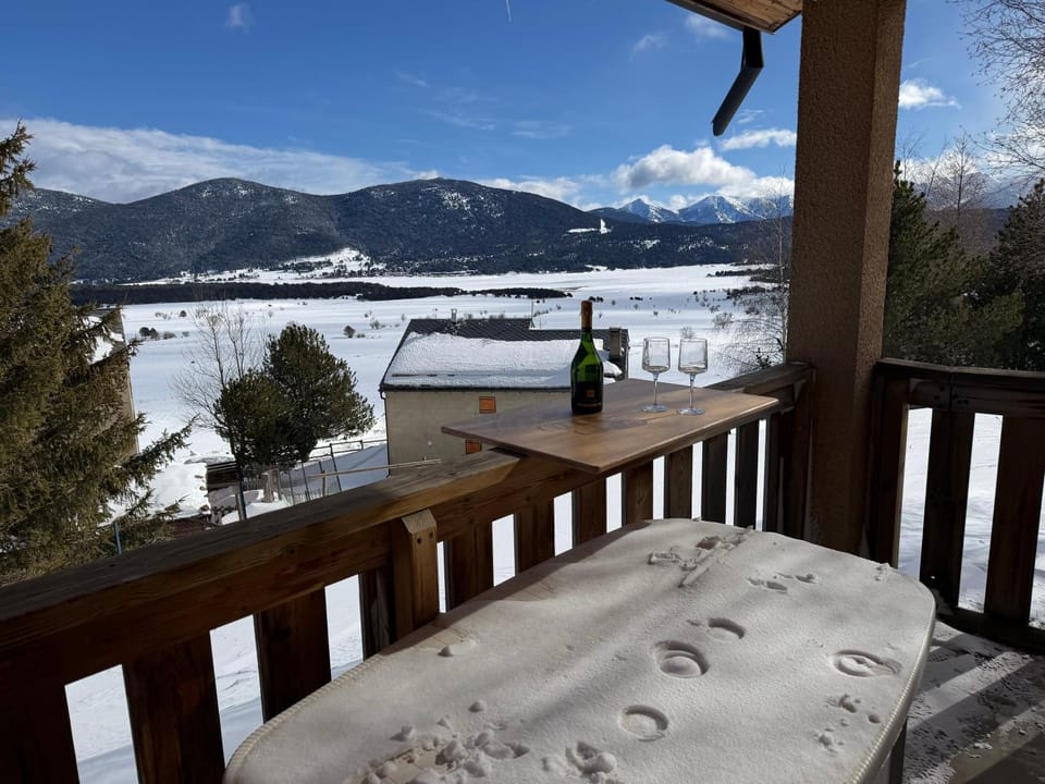 View (from property/room), Balcony/Terrace, Lake view, Mountain view