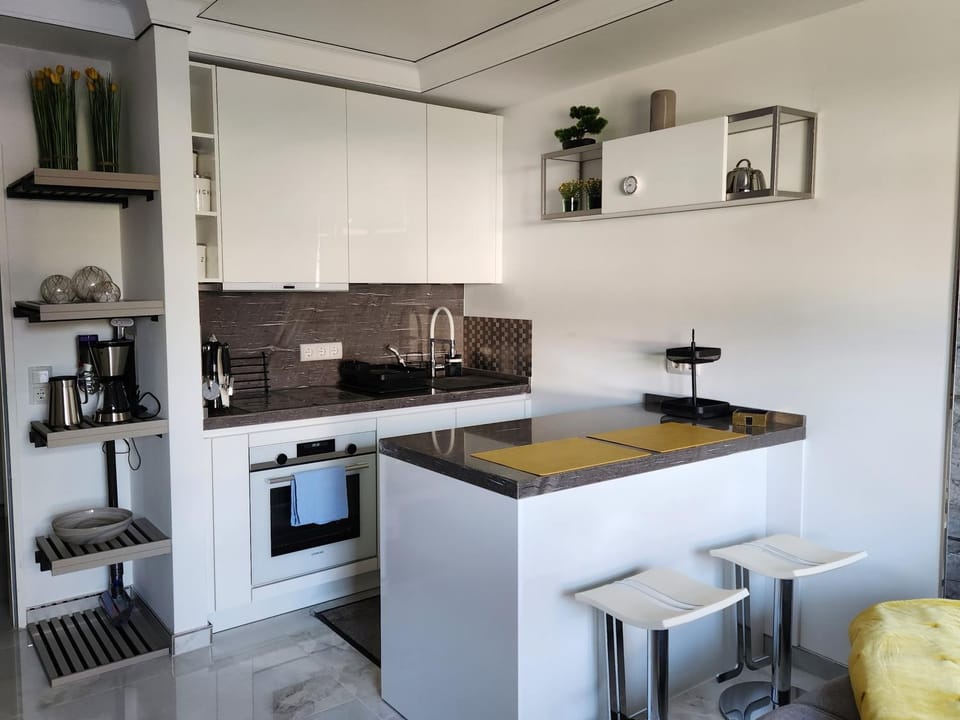 Kitchen or kitchenette, Dining area, dishwasher, pet friendly, stove