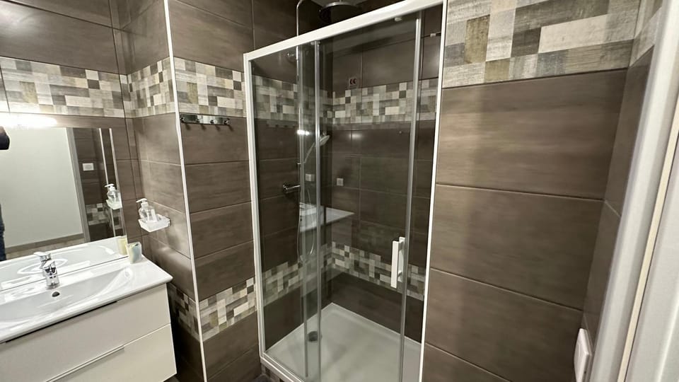 Shower, Bathroom