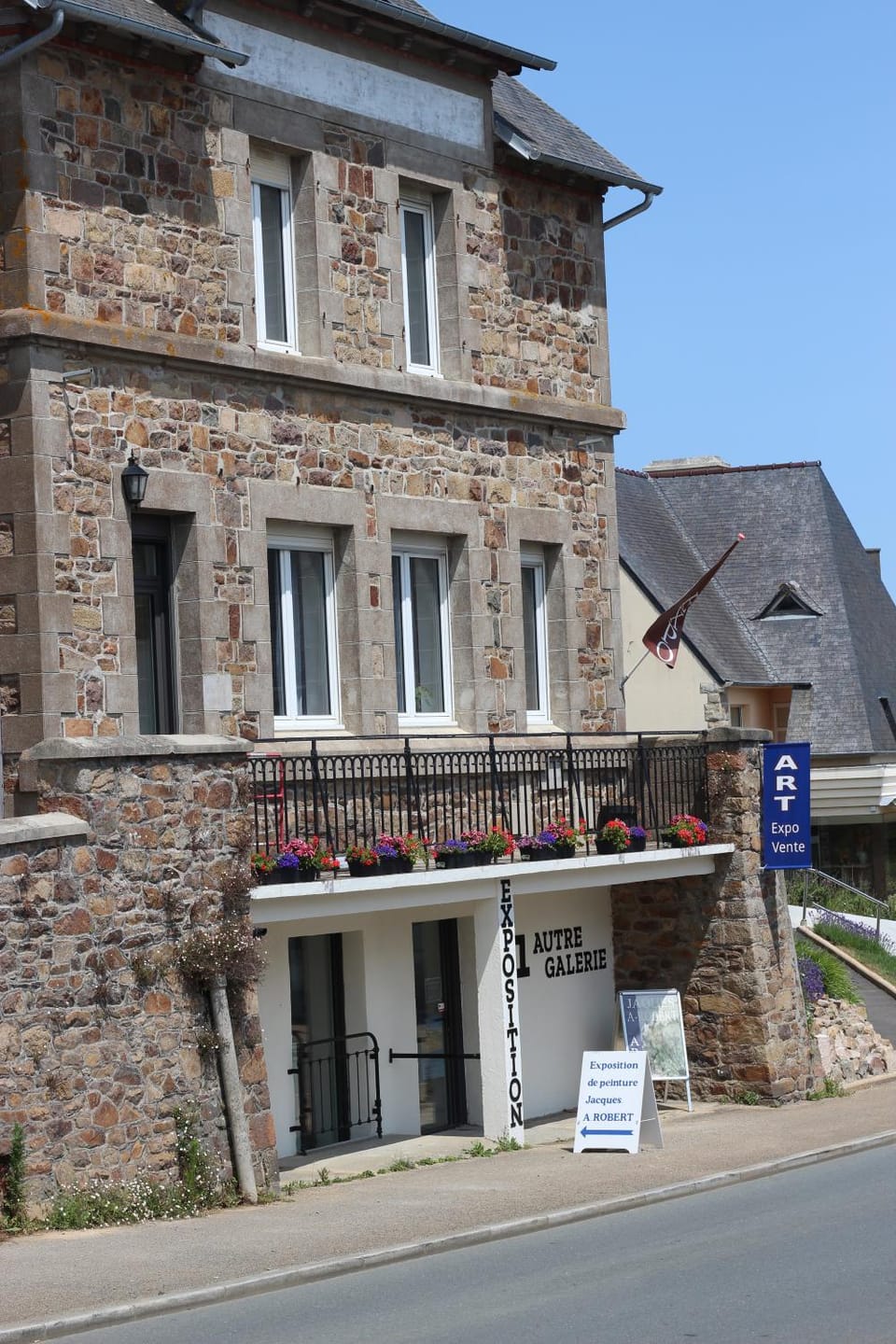 Property building, Neighbourhood, Landmark view