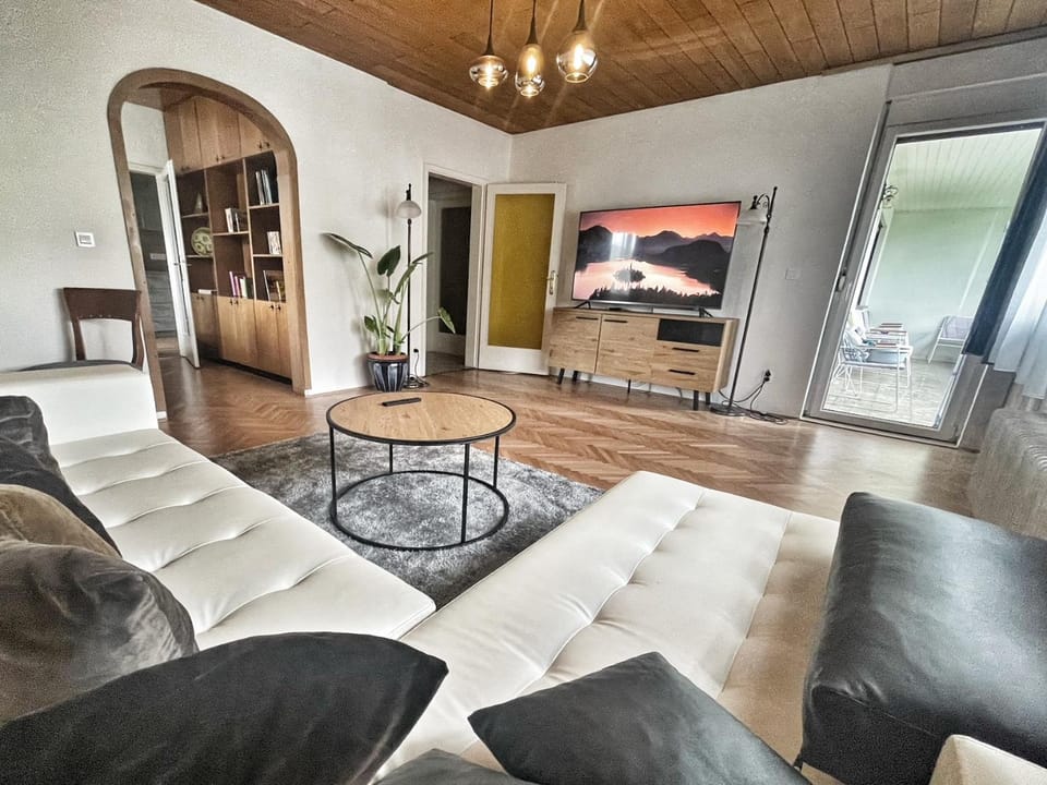 Communal lounge/ TV room, TV and multimedia, Seating area, Evening entertainment