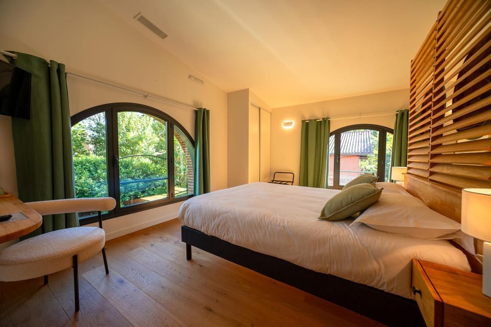 Bed, TV and multimedia, Photo of the whole room, Bedroom