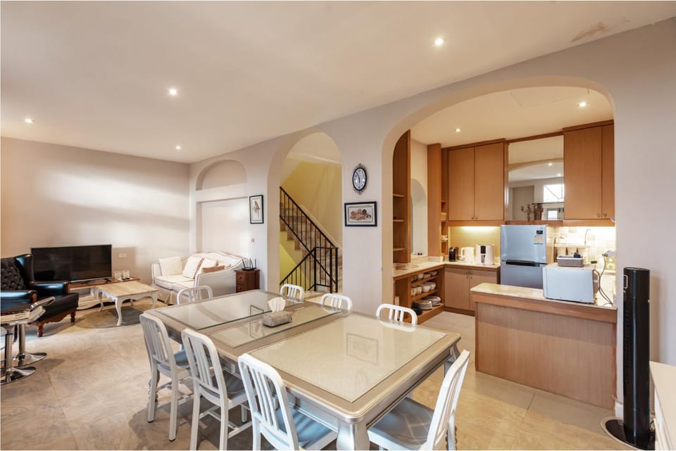 Restaurant/places to eat, Living room