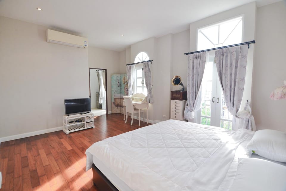 Bed, TV and multimedia, Bedroom, air conditioner