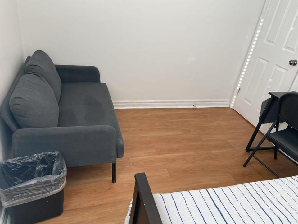 Double Room with SHARED Bathroom 536B Bed and Breakfast in Toronto