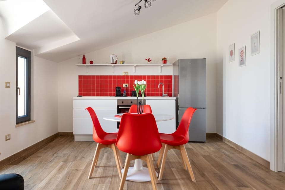 Kitchen or kitchenette, Living room, Seating area, Dining area