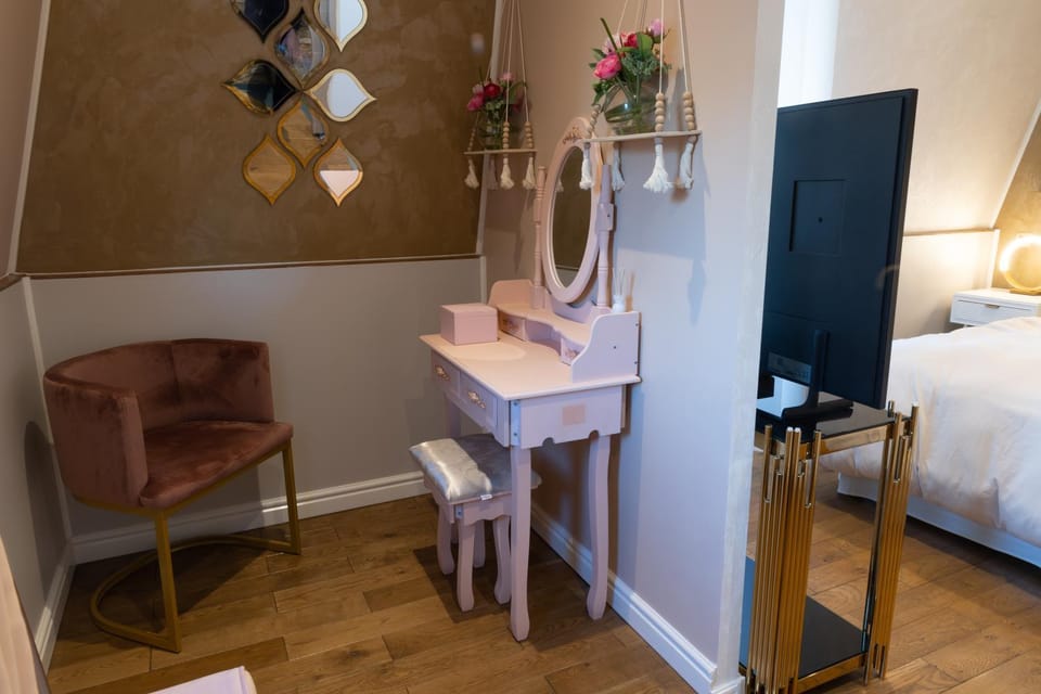 Photo of the whole room, hair dresser
