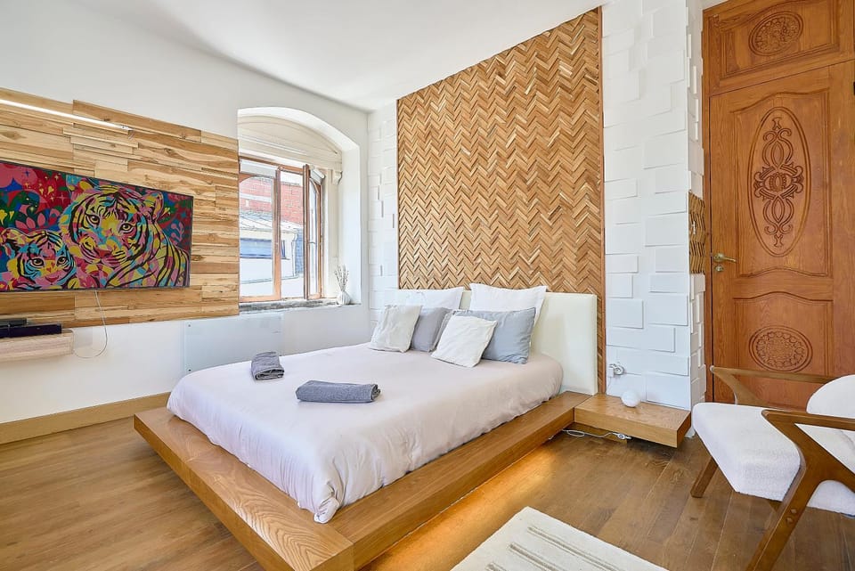 Bed, TV and multimedia, Photo of the whole room, Bedroom