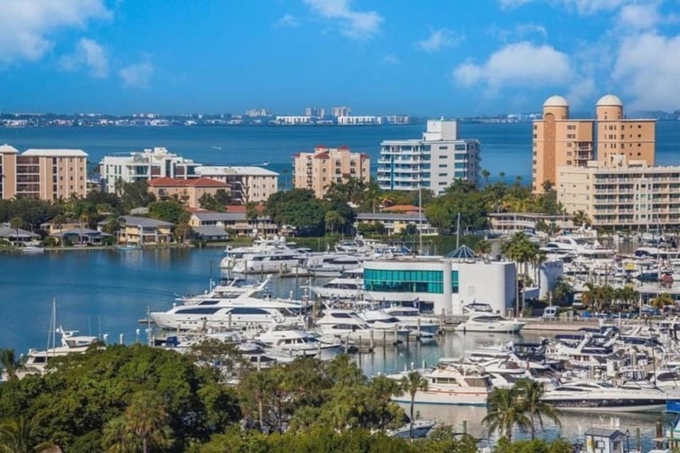 Beach Downtown-Family & Pet Friendly-Balcony & Garage-10 Acre Park with Pickleball, Tennis & Basketball-Lido Beach-Opera-Symphony-St Armands Circle House in Sarasota