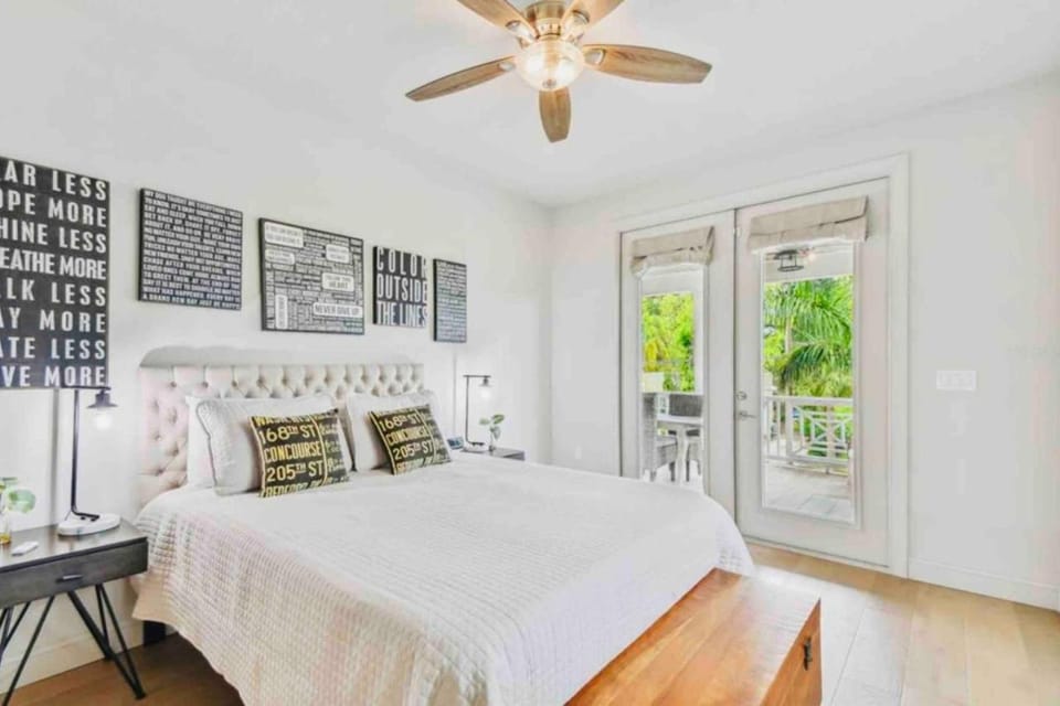 Beach Downtown-Family & Pet Friendly-Balcony & Garage-10 Acre Park with Pickleball, Tennis & Basketball-Lido Beach-Opera-Symphony-St Armands Circle House in Sarasota